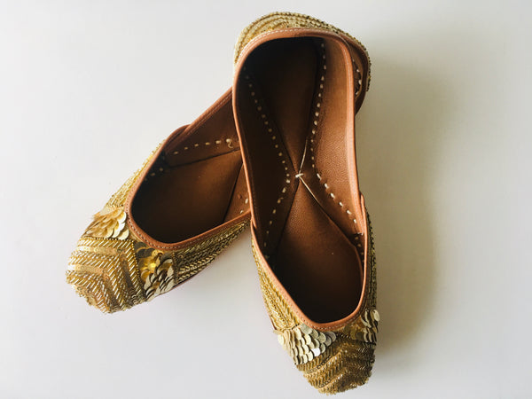 Esther Jutti with golden shimmer